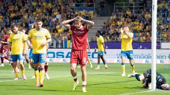 Joel Grodowski fasst sich nach einer Bielefelder Torchance mit beiden H&auml;nden an den Kopf. Der Arminia-Angreifer war im ersten Durchgang ein Aktivposten. Dennoch blieb er in der Pause in der Kabine. Trainer Mitch Kniat wollte einem drohenden Platzverweis vorbeugen. - &copy; IMAGO/Eibner