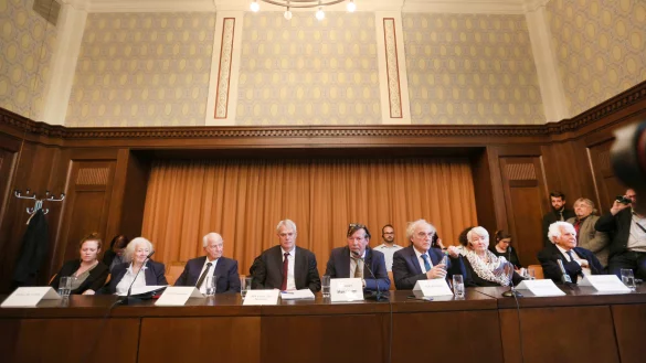 Die Auschwitz-&Uuml;berlebenden Erna de Vries (2.v.l.-r), Leon Schwarzbaum, Nebenklageanwalt Cornelius Nestler, Christoph Heubner, Exekutiv Vizepr&auml;sident des Internationalen Auschwitz Komitees, Nebenklageanwalt Thomas Walther, und die Auschwitz-&Uuml;berlebenden Hedy Bohm und William Glied gaben am 17. Juni eine Pressekonferenz im Landgericht in Detmold. - &copy; dpa