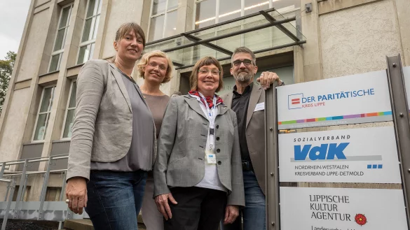 Auf eine gute Zukunft: (von links) Katrin Büker vom Paritätischen, Verbandsvorsteherin Anke Peithmann, Gudrun Pohl (Sozialverband VdK) und Dieter Brinker, Geschäftsführer des Paritätischen. Foto: Torben Gocke - © Torben Gocke