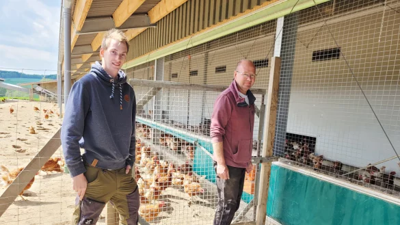 Sebastian Horn und sein Vater Alexander sind froh, dass die H&uuml;hner wieder in Sicherheit sind. Unbekannte hatten drei Tore ge&ouml;ffnet, jetzt werden sie zus&auml;tzlich gesichert. Die Familie erstattet Anzeige bei der Polizei. - &copy; Astrid Sewing