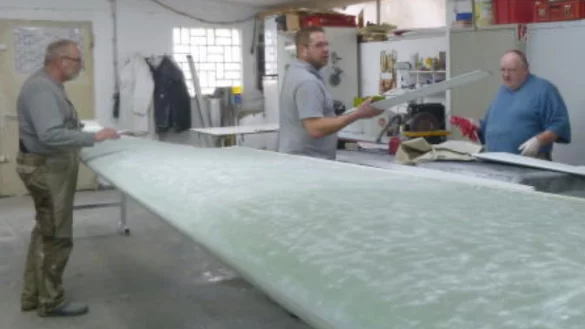 In der Werkstatt: (von links) Uwe Wöltje, Sebastian Dietze und Manfred Dux bearbeiten eine Tragfläche.  - © Luftsportverein Egge