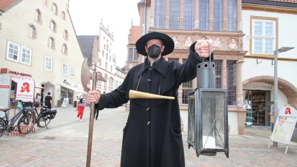 Vorsicht an den Hausw&auml;nden! Werner Kuloge geht wieder als Nachtw&auml;chter auf Tour - jetzt mit schwarzer Maske. - &copy; Jens Rademacher