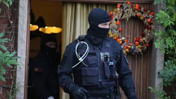 Rechtsextremisten stehen immer wieder im Fokus der Sicherheitsbehörden, wie hier bei einer Durchsuchung in OWL. - © Lukas Brekenkamp