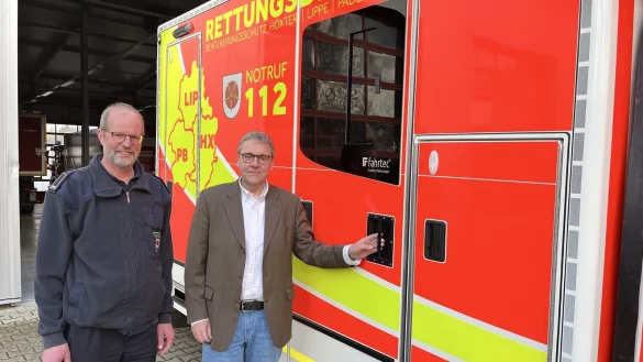 Fachdienstleiter Bevölkerungsschutz, Meinolf Haase (rechts), und Rettungsdienstleiter Achim Reineke am Verwaltungssitzung in Lemgo. Unter ihrer Regie läuft künftig auch die Rettungswache in Schlangen. - © Till Brand