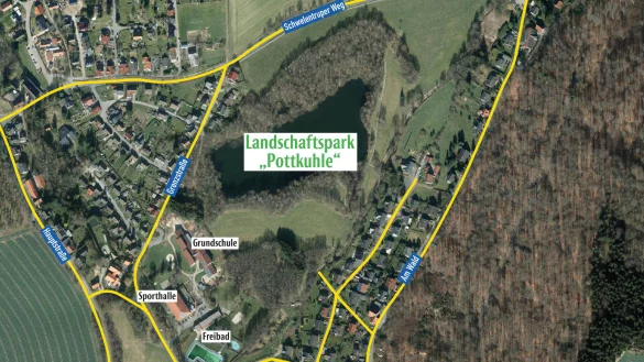 Zentrale Lage: Das Gel&auml;nde der Pottkuhle in D&ouml;rentrup k&ouml;nnte in den Besitz der Gemeinde wechseln. Die k&uuml;mmert sich bereits jetzt um die Pflege der Wege rund um den Teich. - &copy; Foto: Geobasis NRW / Grafik: Oliver Wendtland