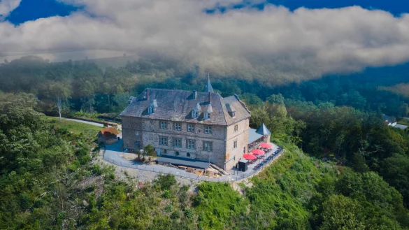 Im Sommer war die Terrasse des Burgcaf&eacute; gut gef&uuml;llt und die G&auml;ste haben den sensationellen Ausblick genossen. Doch jetzt liegen dunkle Wolken &uuml;ber dem Burgcaf&eacute; - P&auml;chter Lars Baumhauer h&auml;lt das Caf&eacute; an diesem Wochenende geschlossen und hat auch den Weihnachtsmarkt abgesagt. Wie es weiter geht ist momentan unklar. Archivfoto: Wolfgang Furmanski - &copy; Wolfgang Furmanski