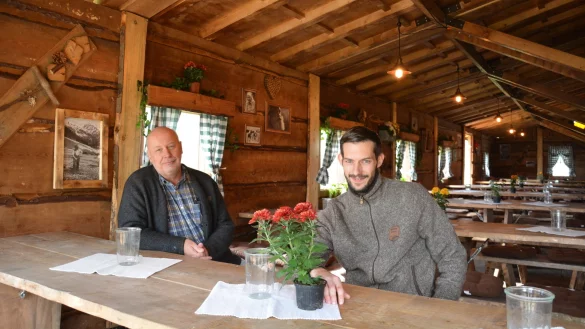 Berater Michael Delker (links) und Betreiber der Seeterassen, Kai-Daniel Schmidt, bereiten sich auf die H&uuml;ttensaison am Schiedersee ab Mitte Oktober vor. - &copy; Tanja Watermann