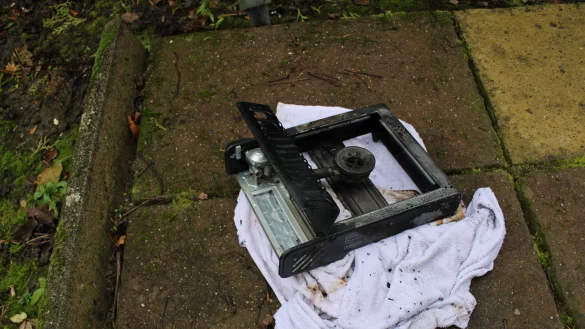 Die Freiwillige Feuerwehr Bad Salzuflen bringt nach dem K&uuml;chenbrand in der Lindenstra&szlig;e die verbrannte Kochstelle ins Freie. - &copy; Nele Keunecke / Feuerwehr Bad Salzuflen