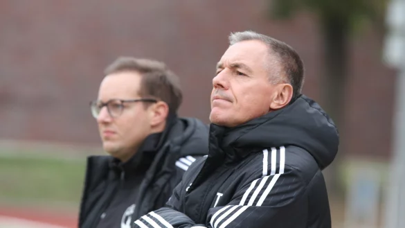Kritischer Blick: Post-TSV-Detmold-Trainer Ralf Brokmann (vorne) und sein Co Christoph Zimmermann. - © Sebastian Lucas