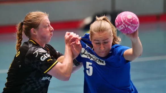 Kein Durchkommen f&uuml;r Ann Kynast (rechts) gegen die Dortmunderin Harma van Kreij. - &copy; J&ouml;rg Hagemann