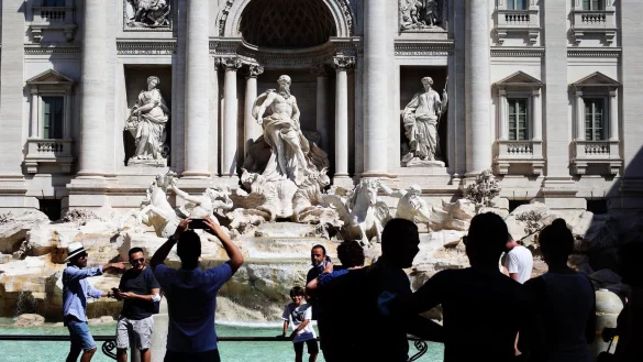 Touristen fotografieren den Trevi-Brunnen in Rom. Angesichts steigender Infektionszahlen wappnen sich manche L&auml;nder mit neuen Regeln. - &copy; Evandro Inetti/ZUMA Wire/dpa