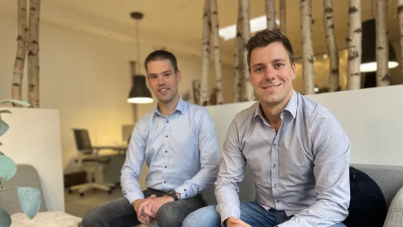 Georg Vogelhuber (l., 42) und Jonas Fröhleke (32) haben gemeinsam das KI-Start-Up "42grad" in Verl im Kreis Gütersloh gegründet. - © 42grad