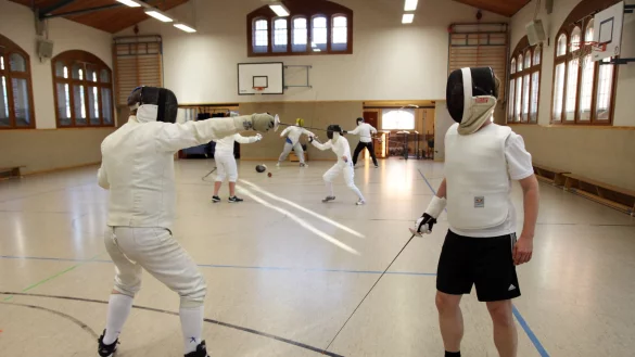So geht's: Fechttrainer Michael Sauer demonstriert LZ-Redakteur Till Brand erste Bewegungsabläufe. - © Bernhard Preuß