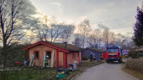 Die Feuerwehr musste mehrere W&auml;nde im Inneren des Haus aufbrechen, um an versteckte Glutnester zu gelangen. - &copy; Sylvia Frevert