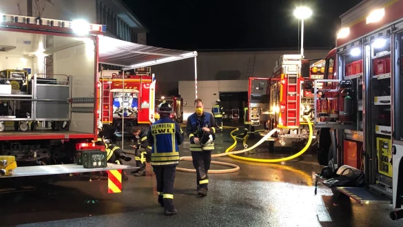 57 Einsatzkr&auml;fte waren vor Ort, um den Brand bei Phoenix Contact zu l&ouml;schen. - &copy; Feuerwehr Blomberg