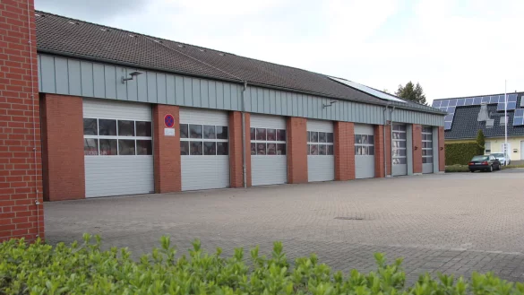 Das Feuerwehrger&auml;tehaus in Augustdorf an der Haustenbecker Stra&szlig;e muss saniert werden. - &copy; Cordula Gr&ouml;ne