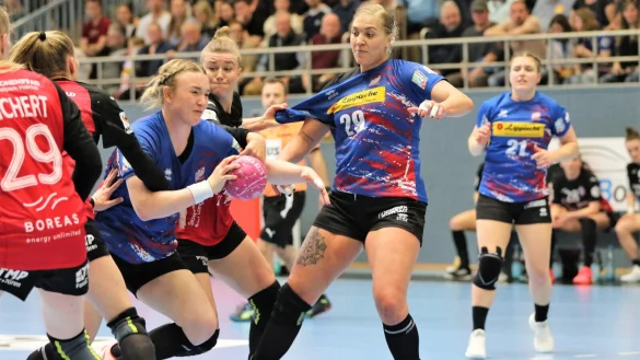 Spektakul&auml;re Szenen von und mit den Blombergerinnen Marie Michalczik und Steffi Kaiser (Zweite von rechts) verspricht auch die kommende Handball-Bundesliga-Saison. - &copy; Oliver K&ouml;nig