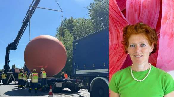 Künstlerin Gabriele Staarmann hat die orangefarbene Kugel in Detmold entworfen. - © Michael Abromeit/Gabriele Staarmann/Feuerwehr Detmold