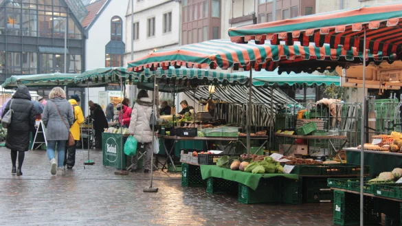 Trotz Nieselregen haben am Mittwoch einige Kunden den Weg auf den Lemgoer Wochenmarkt gefunden. - &copy; Carolin Brokmann-F&ouml;rster
