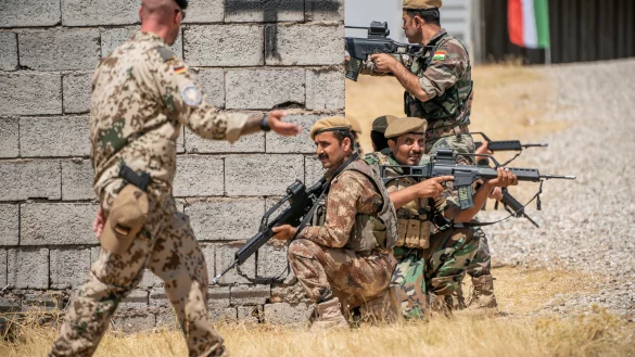 Ein Bundeswehr Soldat (links) begleitet die Ausbildung kurdischer Peschmerga im nordirakischen Kurdengebiet bei Erbil. - &copy; dpa