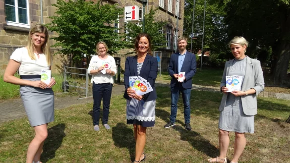 Präsentieren das Programm – von links nach rechts: Dr. Diana Jedlicka (VHS-Fachbereich Gesundheit und Studienreisen, Bärbel Knollmann (Sponsor Sparkasse Lemgo), VHS-Direktorin Afrodita Mustafic-Woyna (VHS-Fachbereich Politik-Gesellschaft-Umwelt, Kunst und Kultur), Johannes Dittmar (Sponsor Stadtwerke Bad Salzuflen) und Désirée Solle (VHS-Fachbereich Fremdsprachen, Beruf und EDV). - © VHS Bad Salzuflen