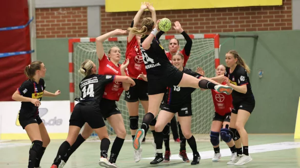 Die letzte Aktion im Spiel, doch der Freiwurf von Blombergs Malina Marie Michalczik geht weit übers Tor. - © Paul Cohen