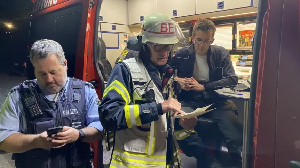 Im Einsatzleitwagen werden Samstagabend sämtliche Löschmaßnahmen mit den rund 350 Kräften koordiniert. Eingebunden ist wegen vermuteter Brandstiftung auch die Polizei. - © Charlotte Mahncke