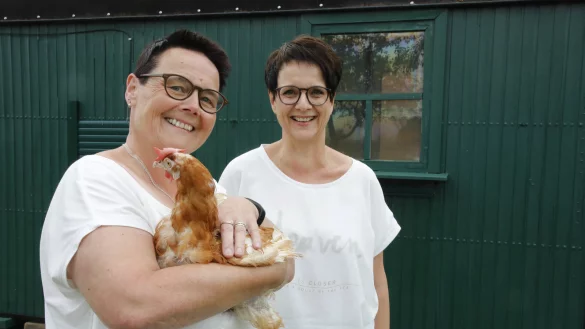 Carlotta ist die mutigste der zehn Hennen, die ihre ersten Lebensmonate in der Massentierhaltung zugebracht haben, bis ihre Legeleistung nachlie&szlig; und sie geschlachtet werden sollten. Iris Vosskord (r.) hat die V&ouml;gel ihrer Schwester Ute F&uuml;chtencordsj&uuml;rgen zum heutigen 60. Geburtstag geschenkt - und den H&uuml;hnern damit ein zweites Leben. - &copy; Roland Th&ouml;ring