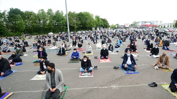 Gemeinsames Gebet auf dem Kaufland-Parkplatz - &copy; Nicole Ellerbrake