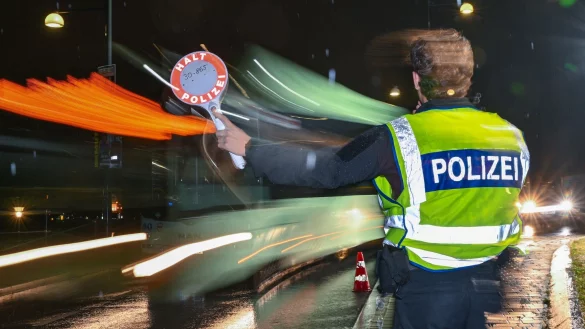 Ein Beamter der Bundespolizei steht am deutsch-polnischen Grenzübergang in Frankfurt an der Oder und überwacht den Einreiseverkehr nach Deutschland. - © Patrick Pleul/dpa