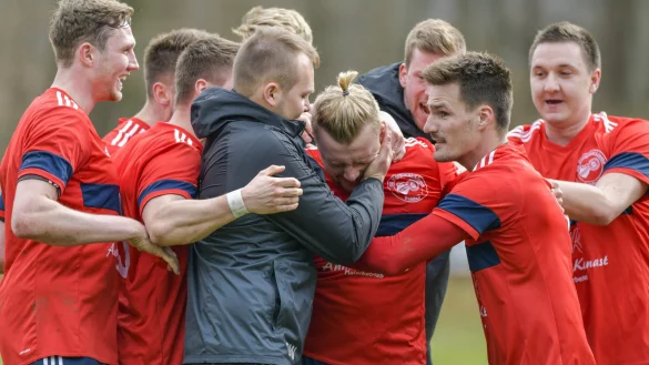 Kollektiver Torjubel: Regelrecht zerdr&uuml;ckt wird Patrick Siebert als Torsch&uuml;tze zum F&uuml;hrungstreffer von seinen Teamkollegen und Co-Trainer Dennis Wieder. In der Nachspielzeit schoss Siebert den 2:1-Siegtreffer. - &copy; Egon Penner