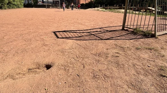 Der staubige Bolzplatz an der Grundschule Wüsten soll zu einer multifunktionellen Spielfläche mit Kunststoffbelag umgebaut werden. - © Thomas Reineke