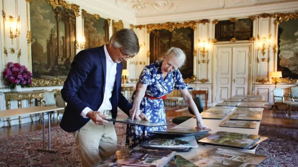 D&auml;nische K&ouml;nigin mit Regisseur Bille August - &copy; Foto: Jacob Joergensen/JJ Film/Netflix/dpa