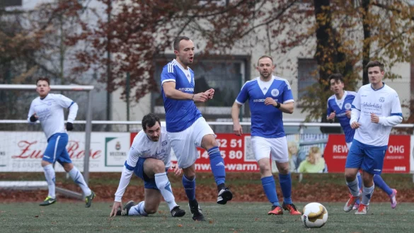 Schlangen lässt Jerxen-Orbke hinter sich: Hier spielt Dennis Wittmann den Ball, während sein Gegenspieler Marco Schlobinski nur zuschauen kann. - © Oliver König