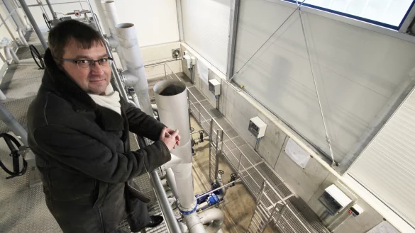 Neue Technik: Ingenieur Frank Waermer im Geb&auml;ude mit den Filtern der Barntruper Kl&auml;ranlage. - &copy; Jens Rademacher
