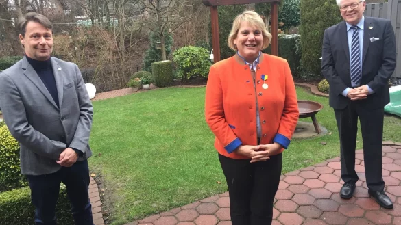 Aus den H&auml;nden von Fritz Unruhe (rechts) erh&auml;lt Martina Hannen die Lions-Verdienstmedaille. Mit ihr freut sich Robert Sure, Pr&auml;sident des Lions Clubs Lage. - &copy; Siegfried M&uuml;hlenweg