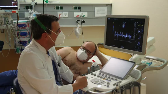 Das Ultraschallgerät, das Kardiologe Dr. Marios Vlachojannis bedient, liefert eine besondere Bildqualität bei der Herzuntersuchung. Durch die Zusammenarbeit mit Siemens erhoffen sich die Mediziner innovative Diagnosemöglichkeiten.  - © Silke Buhrmester
