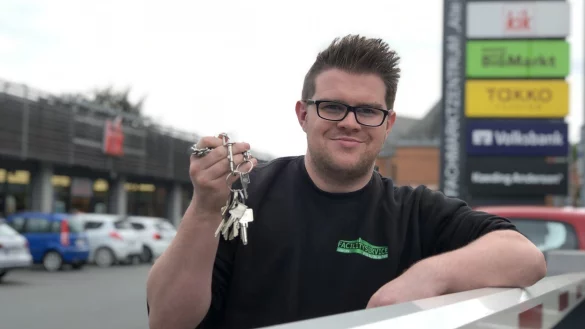 Pascal Burgschweiger hält die Schlüssel zur Schranke am Fachmarktzentrum in der Hand. Die Sperre öffnet sich künftig nachts nicht mehr automatisch. - © Till Brand