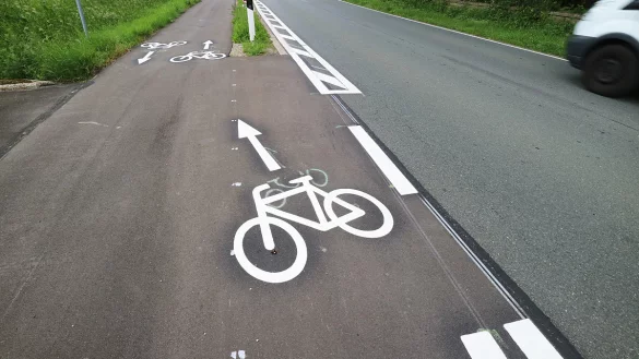 Auff&auml;llige Markierung: LZ-Leser Karlheinz Meier h&auml;lt die Stra&szlig;en&uuml;berquerung an der von den Fahrrad-Piktogrammen suggerierten Stelle am Ortsausgangs Diestelbruch f&uuml;r sehr gef&auml;hrlich. - &copy; Karlheinz Meier