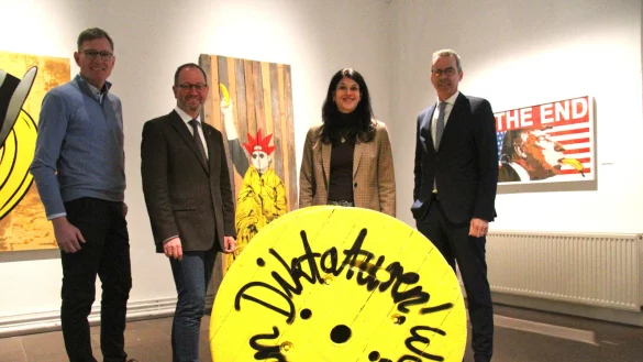 Kein Bild ohne Banane: Jochen Brunsiek, Leiter der Kulturagentur des Landesverbands Lippe, Jörg Düning-Gast, Landesverbands-Vorsteher, Dr. Mayarí Granados, Kulturagentur, und Bürgermeister Jörg Bierwirth mit einigen unverkennbar politischen Werken des Street-Art-Künstlers Thomas Baumgärtel. - © Dieter Asbrock