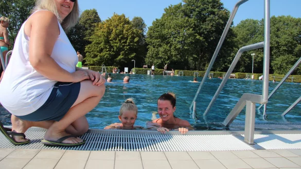 Schwimmmeistergehilfin Iris Momma ist beeindruckt, wie gut Liah mit ihren vier Jahren schon schwimmen kann. Mama Marina ist immer dabei. - &copy; Katrin Kantelberg