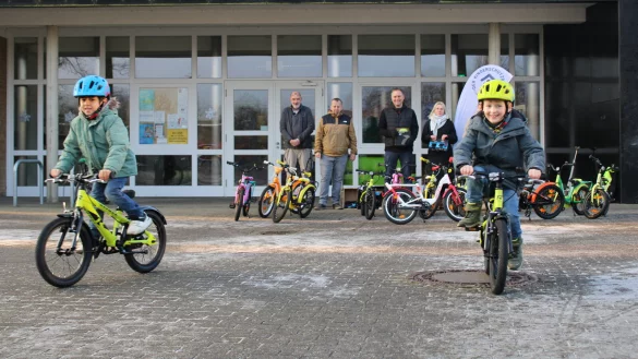 Die Erstkässler Osama (links) und Ole testen die neuen gespendeten Fahrräder. - © Annika Langhagel
