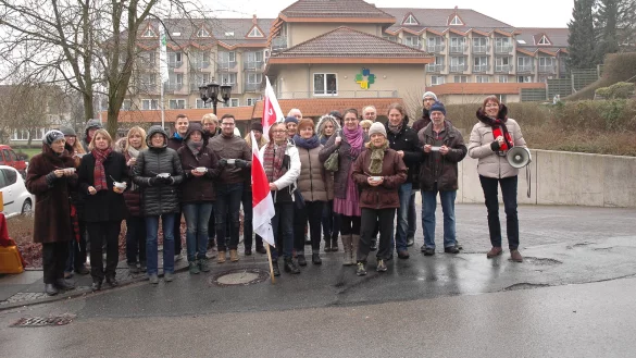 Symbolische Aktion: Mit einer „alternativen Mittagspause" haben Mitarbeiter der Dr.-Becker-Brunnen-Klinik in Bad Meinberg vor dem Firmengelände auf die Kündigung des Manteltarifvertrages reagiert. Rechts Verdi-Sekretärin Walburga Erichsmeier. - © Manfred Brinkmeier
