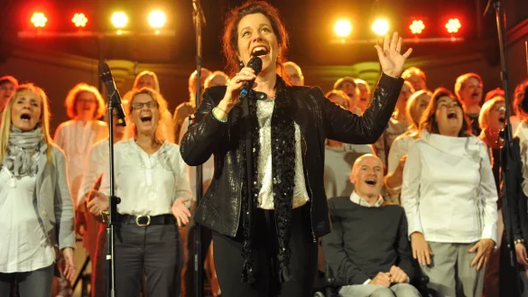 Ulrike Wahren begeistert die G&auml;ste beim gemeinsamen Auftritt mit dem Chor &bdquo;Gospel&thinsp;X". Die Zuschauer hatten zuvor schon eine &bdquo;Bewegungserlaubnis" erhalten &ndash; und nutzen sie. - &copy; Nicole Ellerbrake