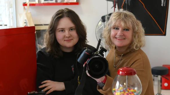 Zoe und Anette Flentge haben das Fotografenhandwerk gelernt. Ausweisfotos machen einen guten Teil des Umsatzes aus. Weil die Stadt dafür einen speziellen Automaten anschafft, fürchten sie um die Existenz ihres Geschäfts in Lage. - © Fotorechte: Anette Flentge