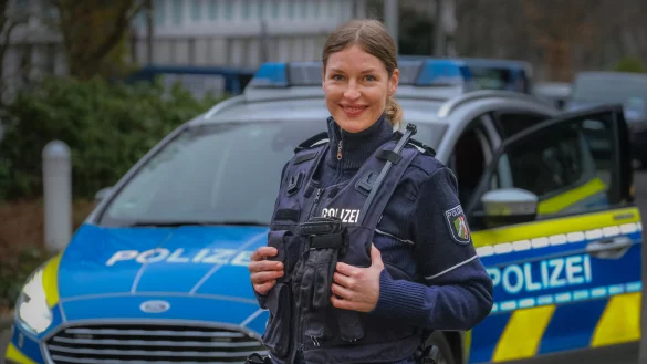 Fühlt sich pudelwohl in Uniform: Julia J. war früher Model, heute fährt sie Streife. - © Foto: Andreas Zobe/NW