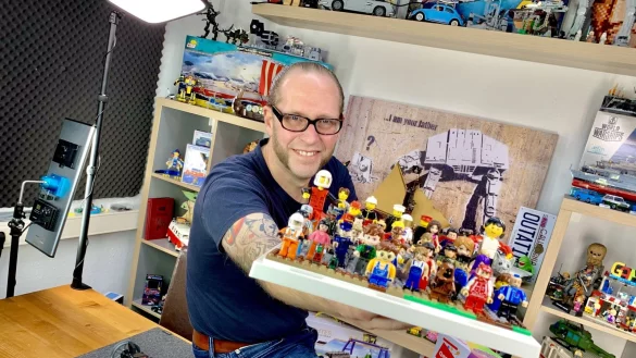 Thorsten Klahold dreht in Bad Lippspringe die Videos f&uuml;r seinen Youtube-Kanal "Johnny's World". Darin geht es um Alternativen zu Lego. - &copy; Jens Reddeker