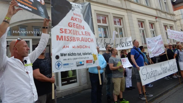 Machen Druck: Markus Diegmann (links) hat mit 70 B&uuml;rgern vor dem Landgericht demonstriert. - &copy; Astrid sewing