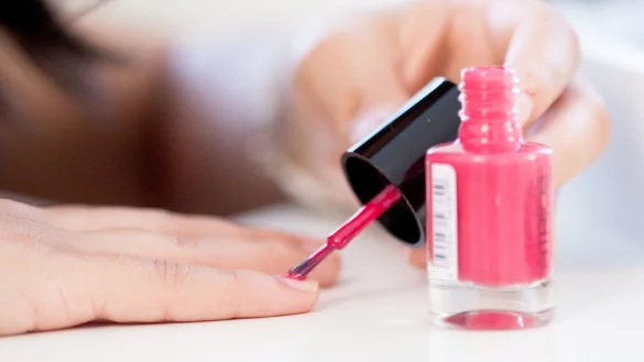 Wer Nagellack benutzt, braucht auch Entferner - &copy; Foto: Christin Klose/dpa-tmn