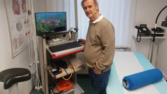 Als Hausarzt in Schwalenberg hat Dr. Thomas Schierbaum in den vergangenen 35 Jahren zahlreiche Patienten betreut. Die müssen sich nun einen anderen Mediziner suchen, denn Ende des Monats wird der 68-Jährige in den Ruhestand gehen und seine Praxis schließen. - © Michaela Weiße